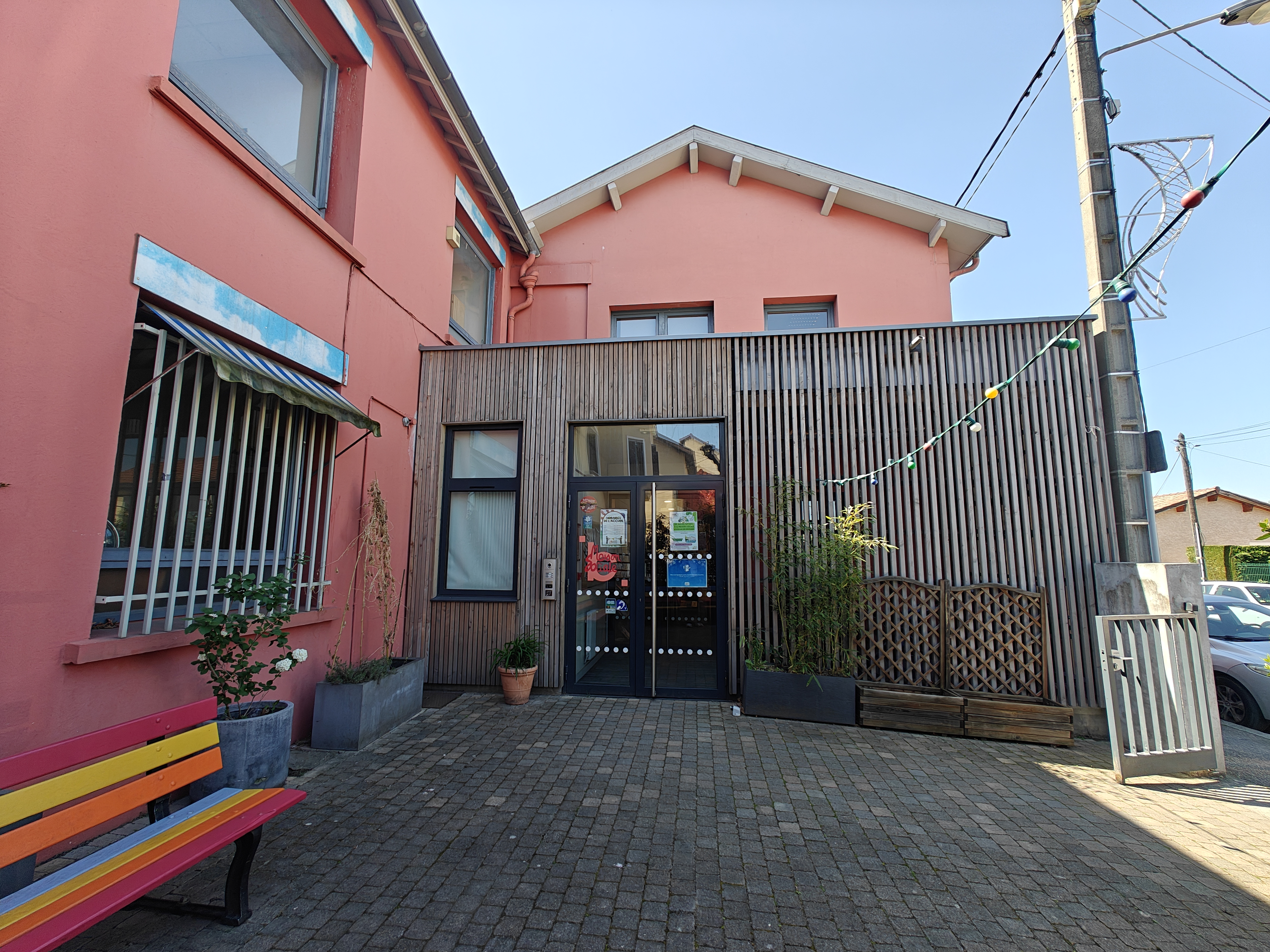 Entrée de la maison sociale